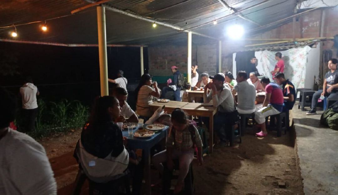 Los desplazados permanecen en el coliseo del municipio