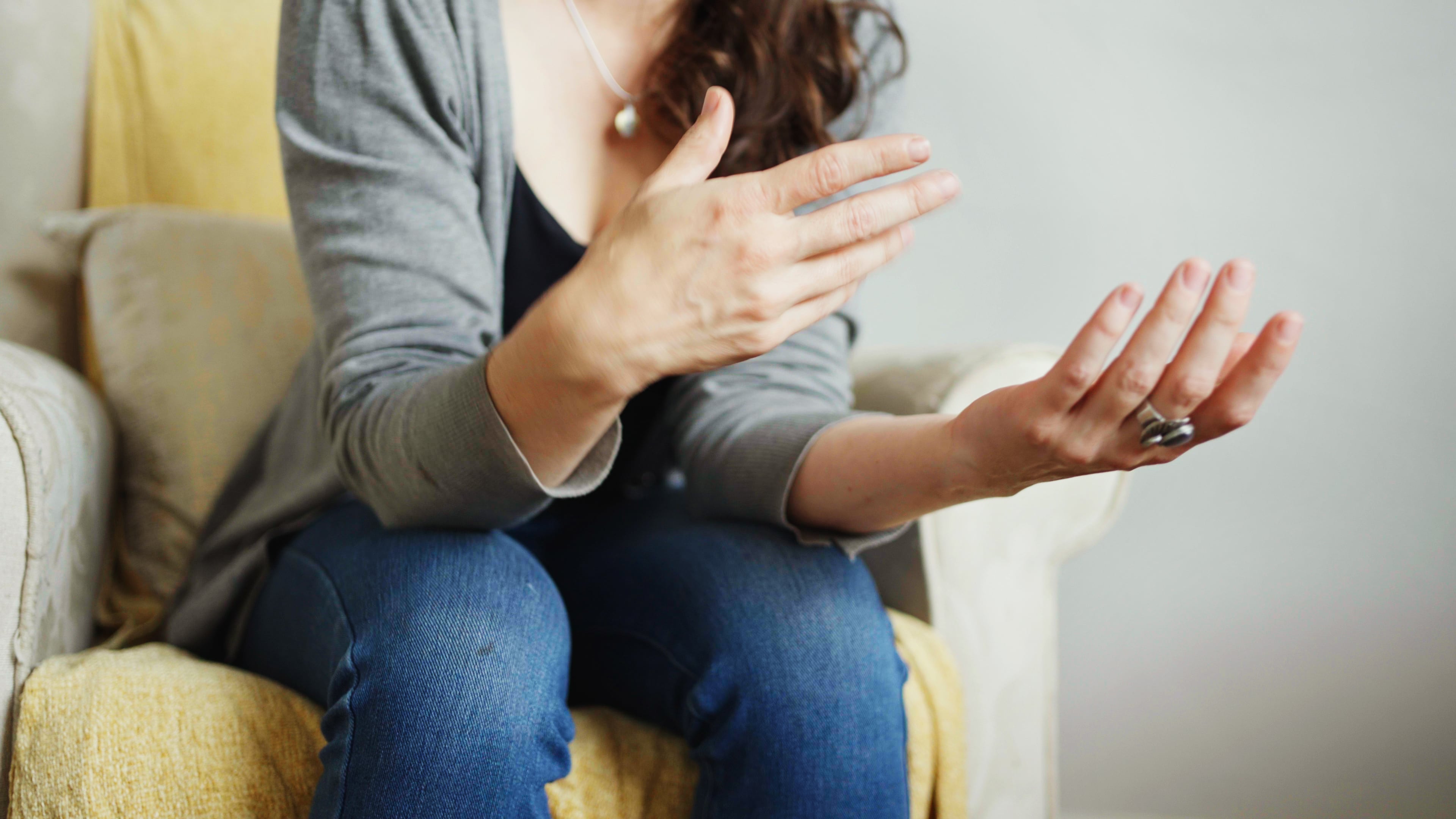 Mujer moviendo las manos al hablar (Foto vía Getty Images)