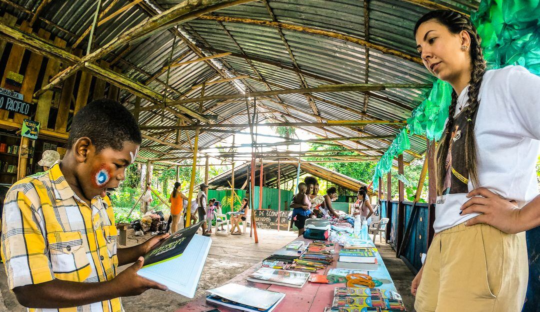 De acuerdo a la Cámara de Comercio, un colombiano lee, en promedio, 2,7 libros al año; pero en países como Chile y Argentina, la media es de 5.