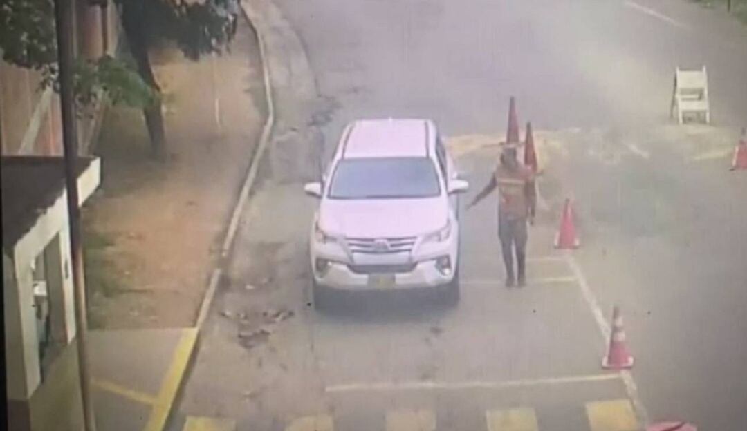 El vehículo cargado con explosivos entra a la Brigada 30 luego de una inspección de la guardia.