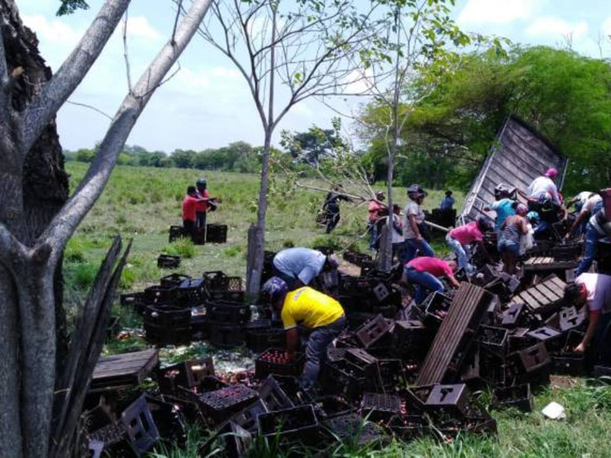 Aprovechan volcamiento de camión de cervezas para llevarse varias cajas