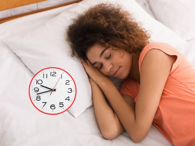 Mujer durmiendo plácidamente y al lado un reloj (Fotos vía Getty Images)
