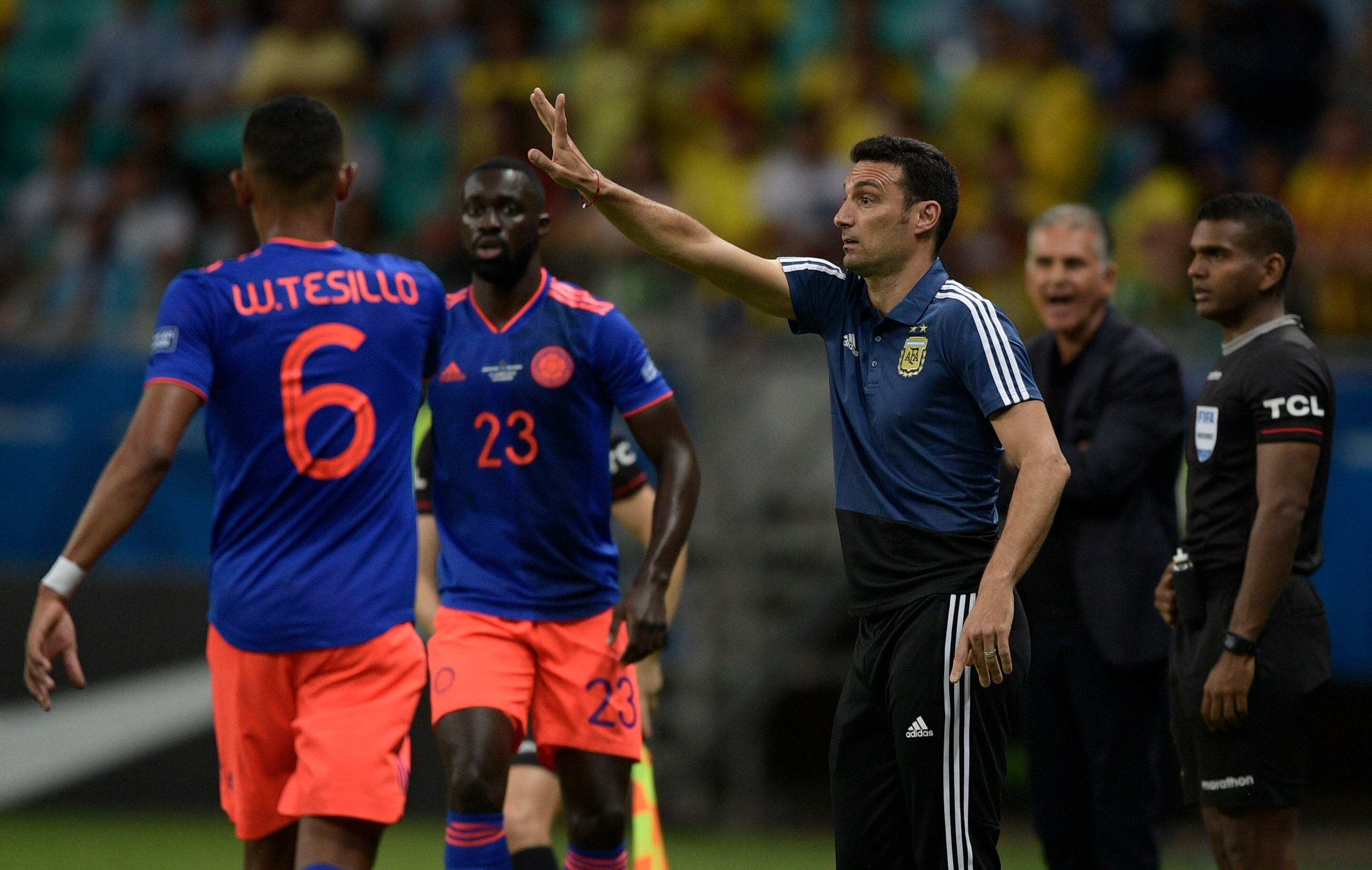 Lionel Scaloni dirigiendo a la Argentina frente a Colombia en la Copa America 2019. (Photo by Juan MABROMATA / AFP)        (Photo credit should read JUAN MABROMATA/AFP via Getty Images)
