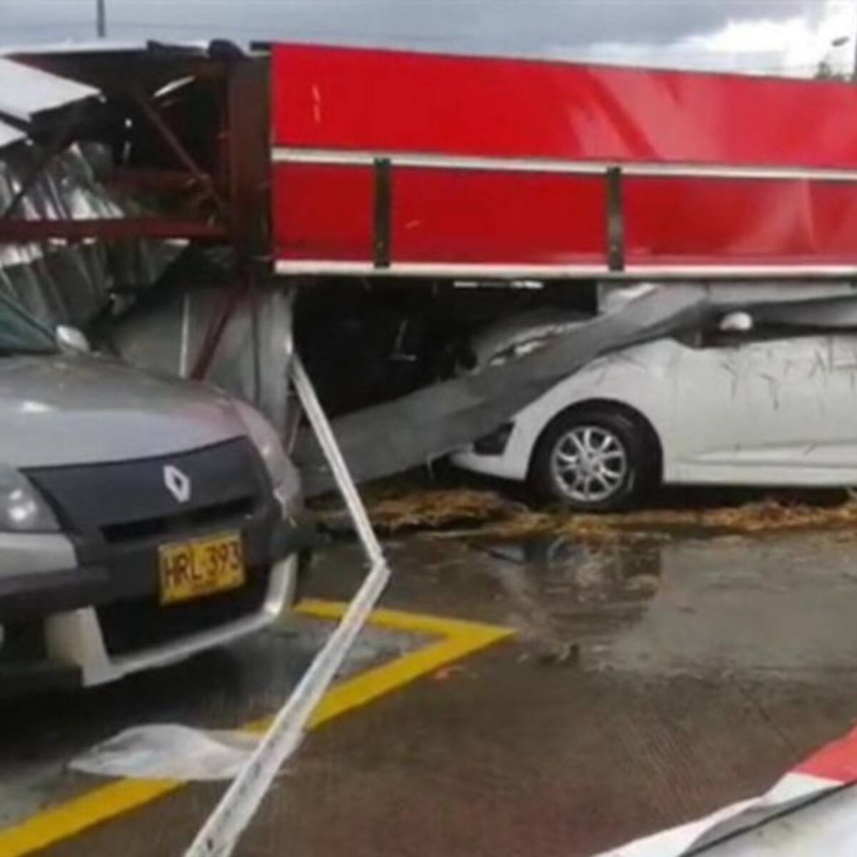Tres heridos por desplome de techo en estación de servicio de Pereira