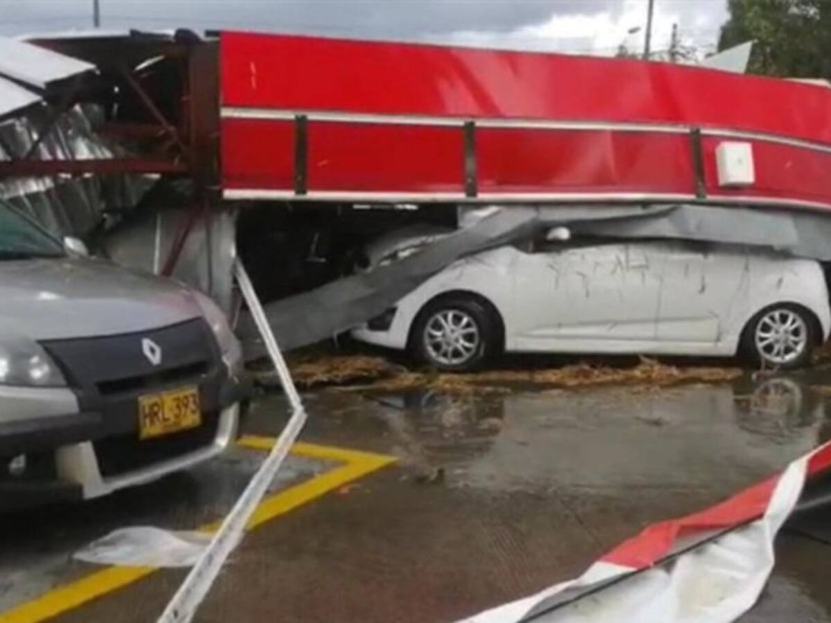 Tres heridos por desplome de techo en estación de servicio de Pereira