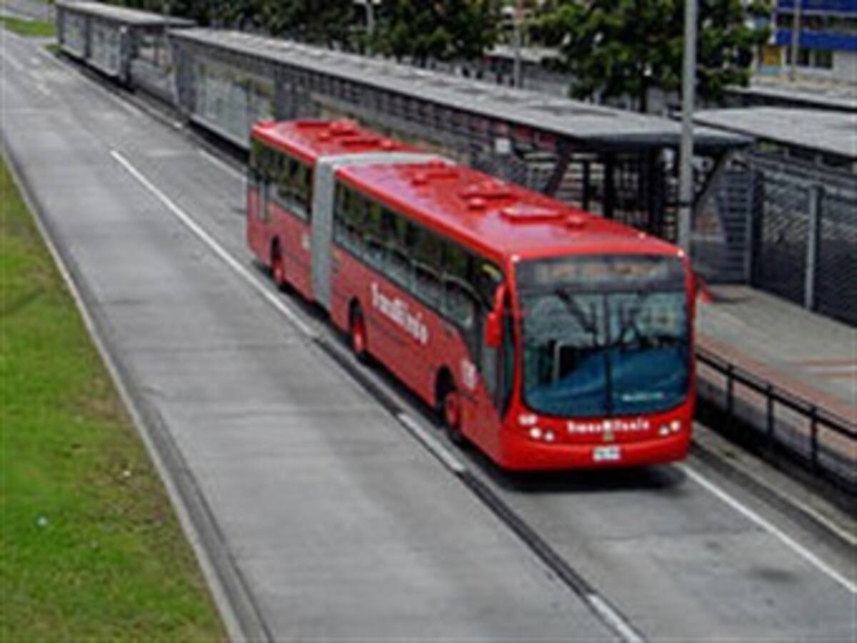 Cambiar buses de Transmilenio por articulados ecológicos, costará 3.6 billones de pesos