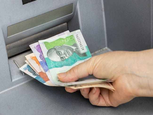 Persona retirando dinero de un cajero automático / Foto: GettyImages