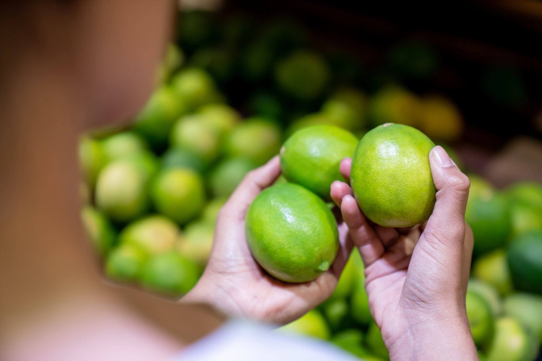 Persona comprando limones, imagen de referencia // GettyImages