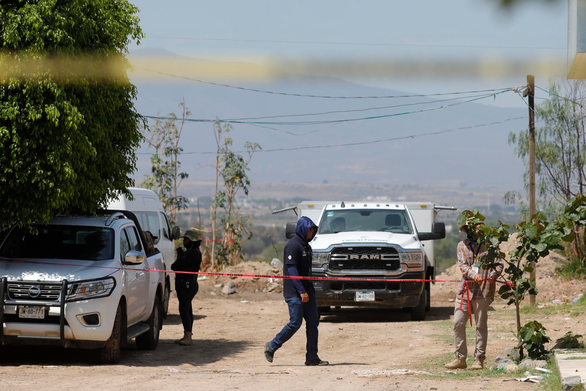 Integrantes del colectivo Madres Buscadoras de Jalisco permanecen en la zona donde se localizó una fosa clandestina este sábado, en el municipio de El Salto en Jalisco (México). EFE / Francisco Guasco