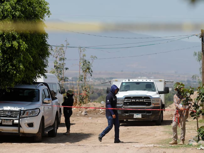 Integrantes del colectivo Madres Buscadoras de Jalisco permanecen en la zona donde se localizó una fosa clandestina este sábado, en el municipio de El Salto en Jalisco (México). EFE / Francisco Guasco