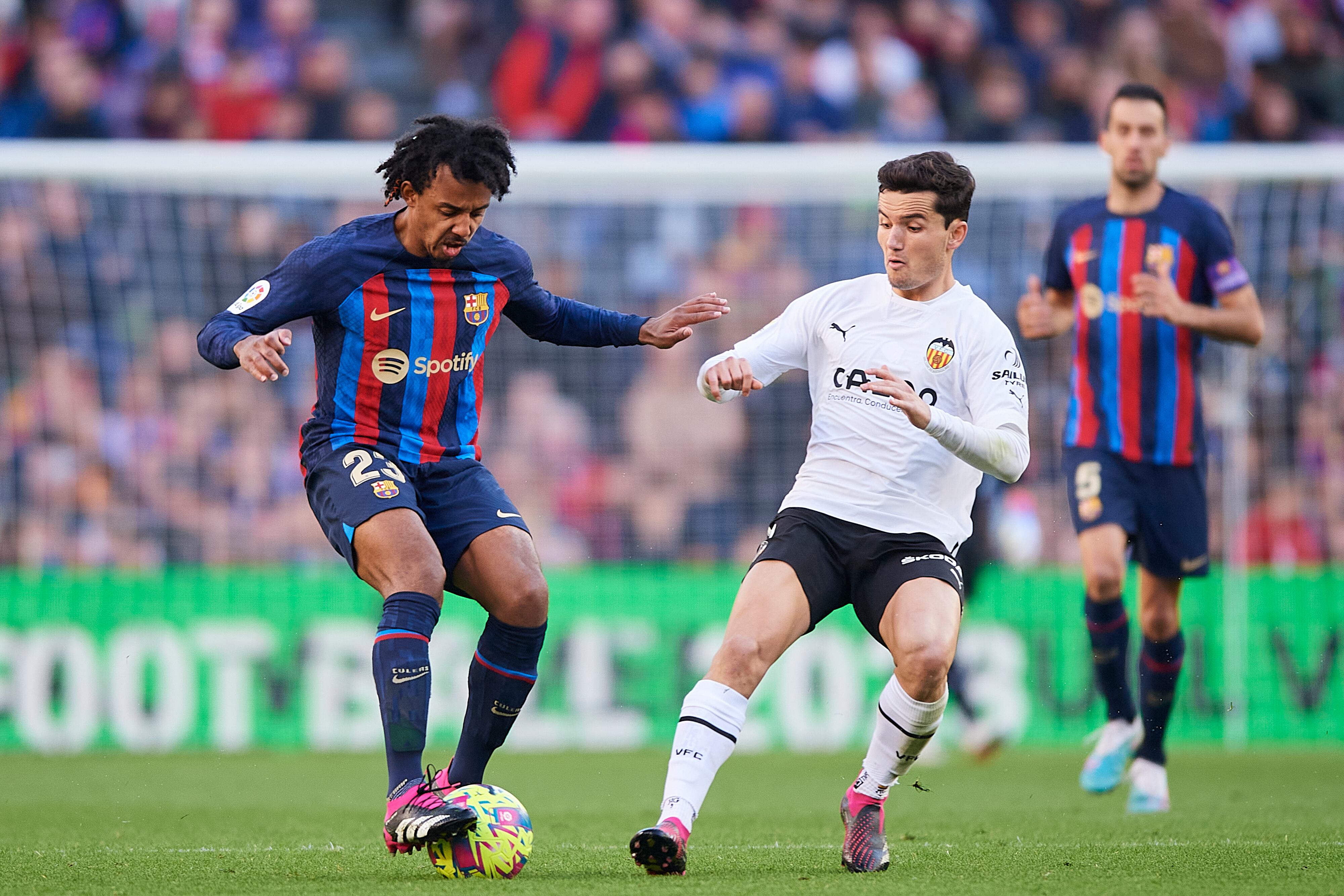 BARCELONA, ESPAÑA - 5 DE MARZO: Jules Kounde del FC Barcelona compite por el balón con Hugo Guillamon del Valencia CF durante el partido de LaLiga Santander entre el FC Barcelona y el Valencia CF en Spotify Camp Nou el 5 de marzo de 2023 en Barcelona, ​​España. (Foto de Silvestre Szpylma/Quality Sport Images/Getty Images)