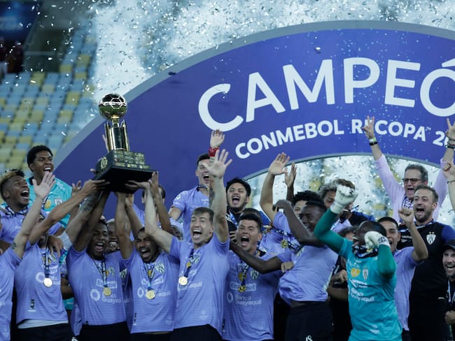 Independiente del Valle celebra con su título de la Recopa Sudamericana / EFE