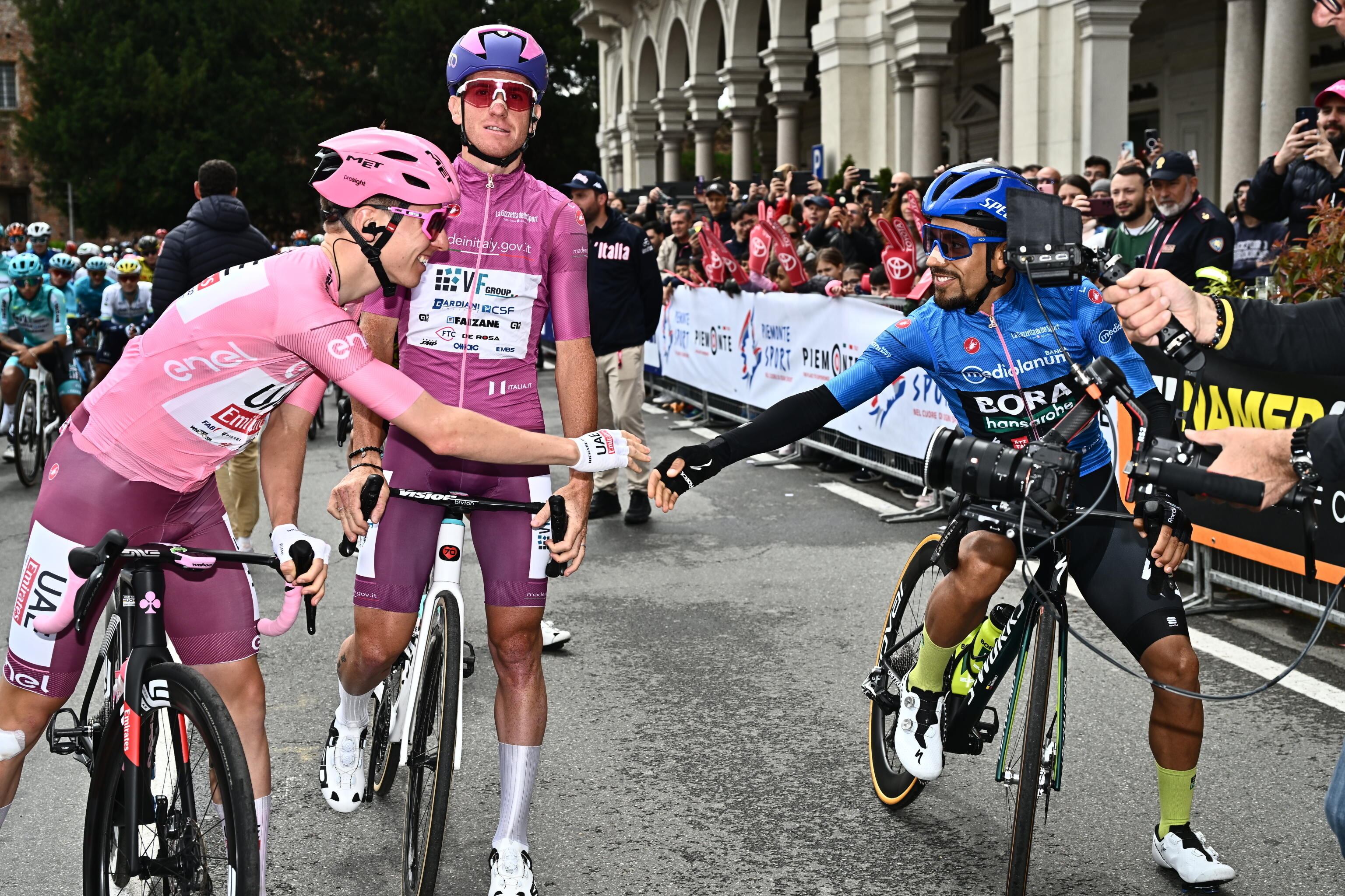 Tadej Pogacar junto a Daniel Felipe Martínez en el Giro de Italia. EFE/EPA/LUCA ZENNARO