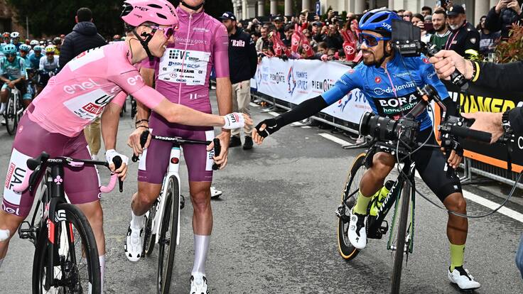 Novara (Italy), 06/05/2024.- Colombian rider Daniel Felipe Martinez Poveda (R) of Bora Hansgrohe, wearing the best climber&#039;s blue jersey, and Slovenian rider Tadej Pogacar of team Uae Emirates, wearing the overall leader&#039;s pink jersey, shake hands ahead the third stage of the Giro d&#039;Italia 2024, a 166km cycling race from Novara to Fossano, Italy, 06 May 2024. (Ciclismo, Italia, Eslovenia) EFE/EPA/LUCA ZENNARO