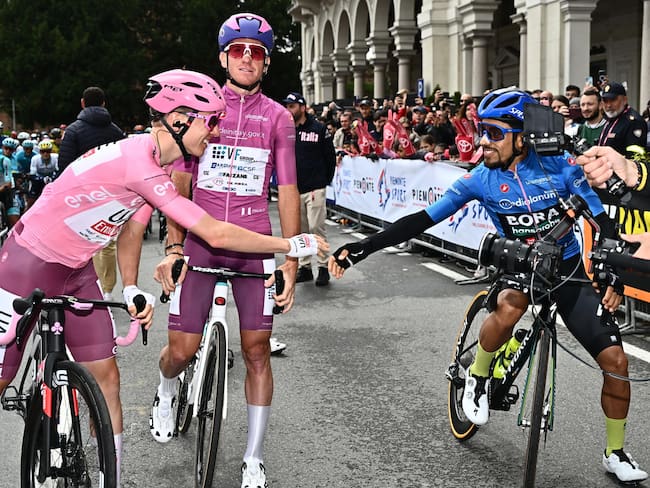 Novara (Italy), 06/05/2024.- Colombian rider Daniel Felipe Martinez Poveda (R) of Bora Hansgrohe, wearing the best climber&#039;s blue jersey, and Slovenian rider Tadej Pogacar of team Uae Emirates, wearing the overall leader&#039;s pink jersey, shake hands ahead the third stage of the Giro d&#039;Italia 2024, a 166km cycling race from Novara to Fossano, Italy, 06 May 2024. (Ciclismo, Italia, Eslovenia) EFE/EPA/LUCA ZENNARO