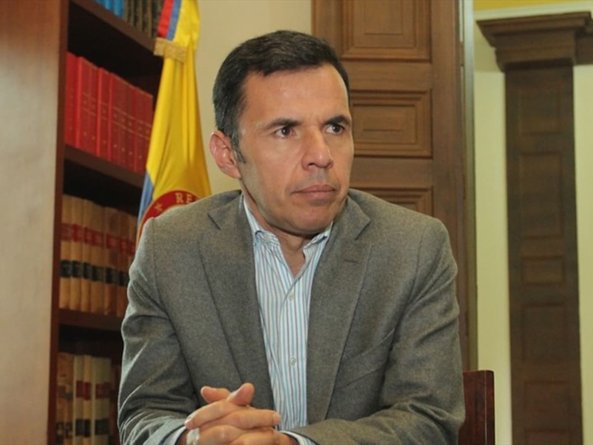 Respetamos las investigaciones: mininterior sobre denuncia de Uribe y Pastrana