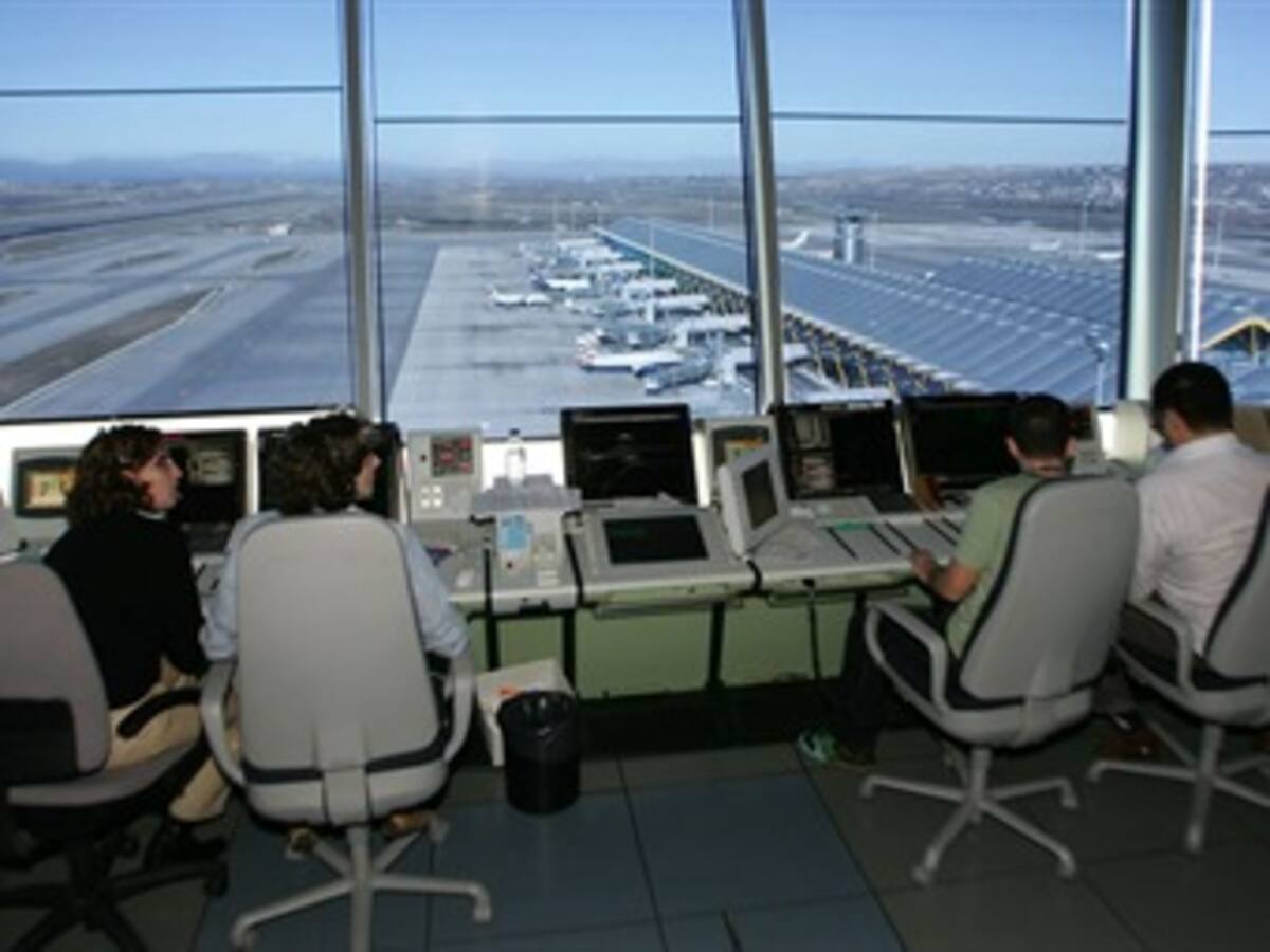 Aerocivil advirtió que controladores aéreos no pueden parar sus actividades