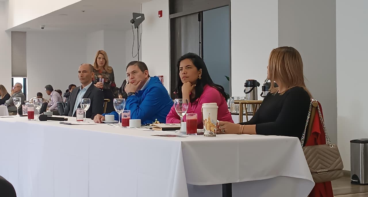 El precandidato presidencial Juan Carlos Pinzón estuvo reunido con empresarios del departamento de Boyacá en Tunja / Foto: Caracol Radio.
