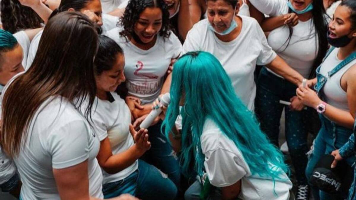 Karol G le cantó a 3 mil internos de la cárcel el Pedregal