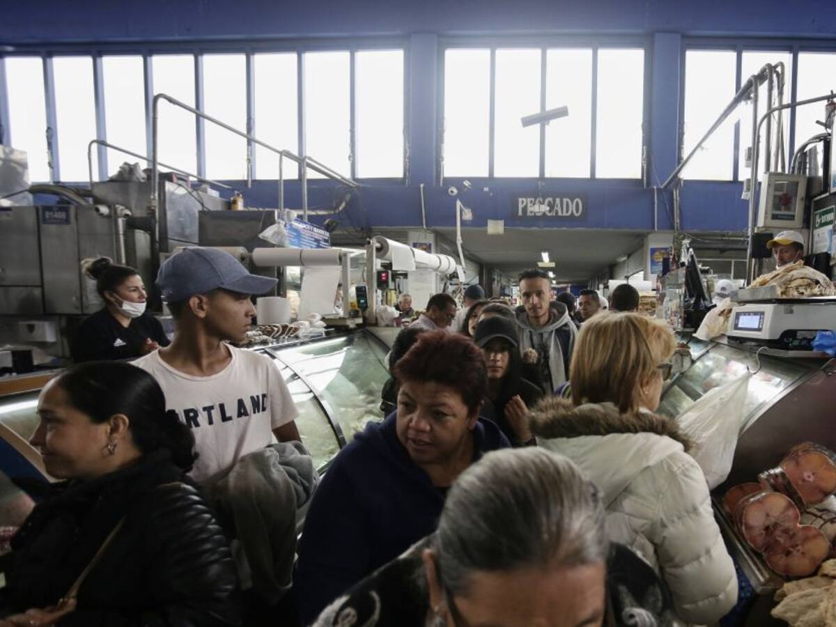 Confirman brote de COVID-19 en plaza de Paloquemao, en Bogotá