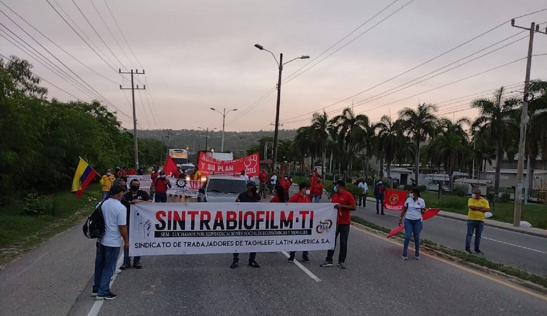 La manifestación que se dirige hacia la empresa Argos genera traumatismo vehicular en la vía principal de la zona industrial