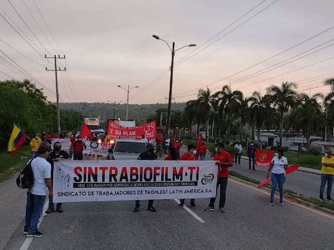 La manifestación que se dirige hacia la empresa Argos genera traumatismo vehicular en la vía principal de la zona industrial