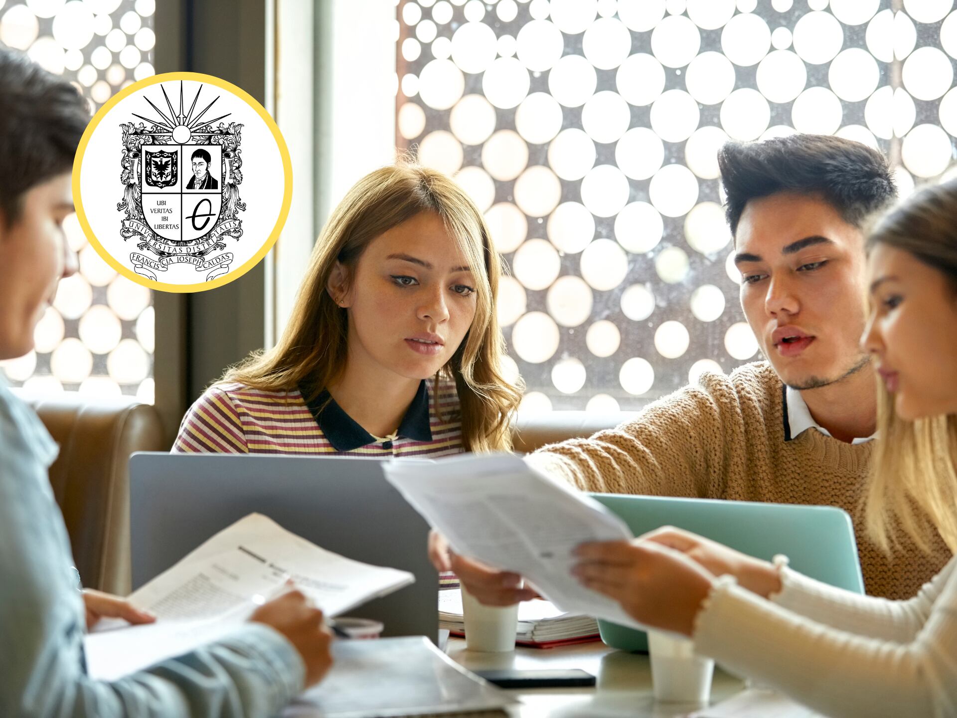 Grupo de hombres y mujeres estudiando para un examen de la universidad. En el círculo, el logo de la Universidad Distrital (Fotos vía GettyImages y redes sociales)