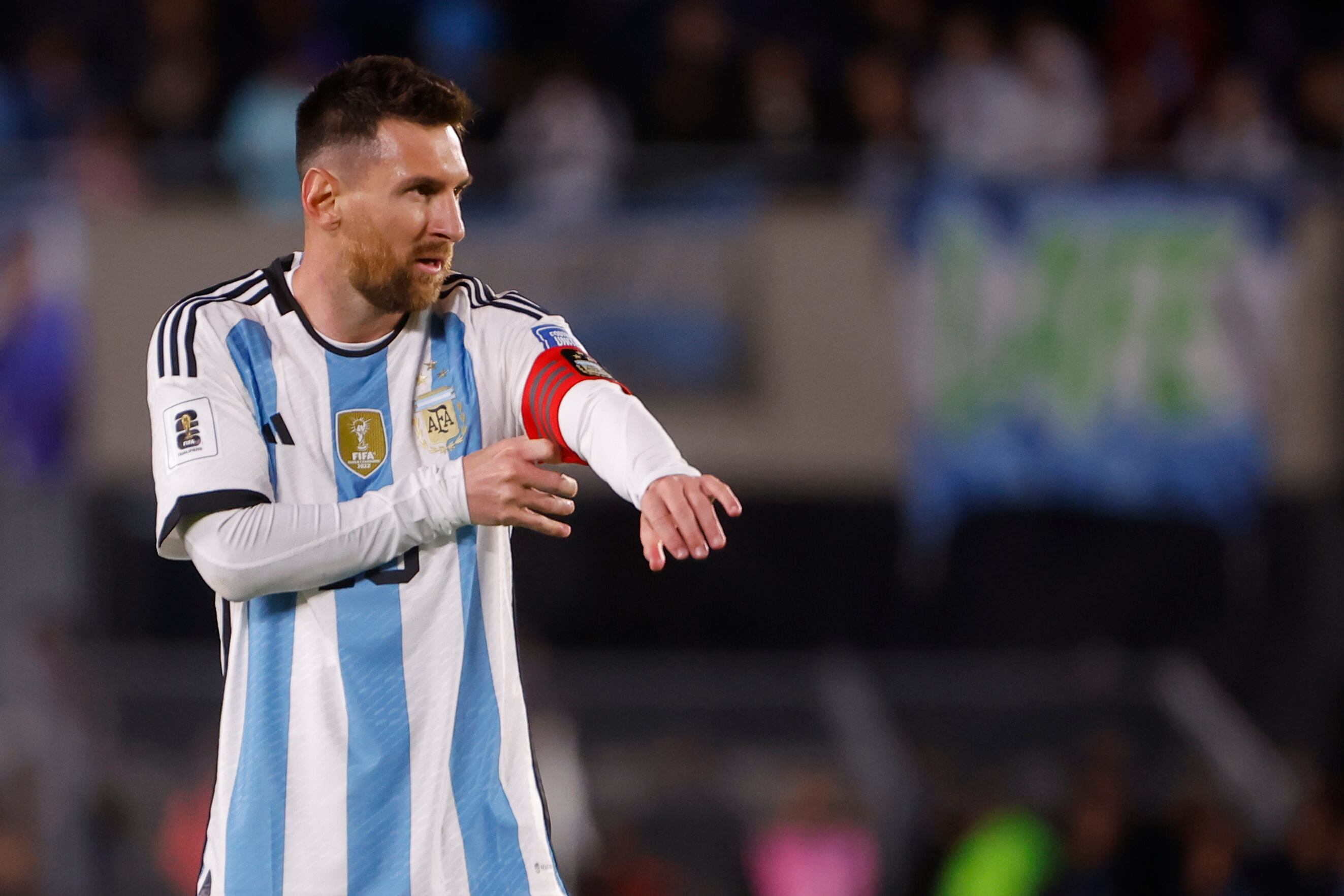 Lionel Messi de Argentina se ajusta la banda de capitán, en un partido de las Eliminatorias Sudamericanas para la Copa Mundial de Fútbol 2026 EFE/ Juan Ignacio Roncoroni