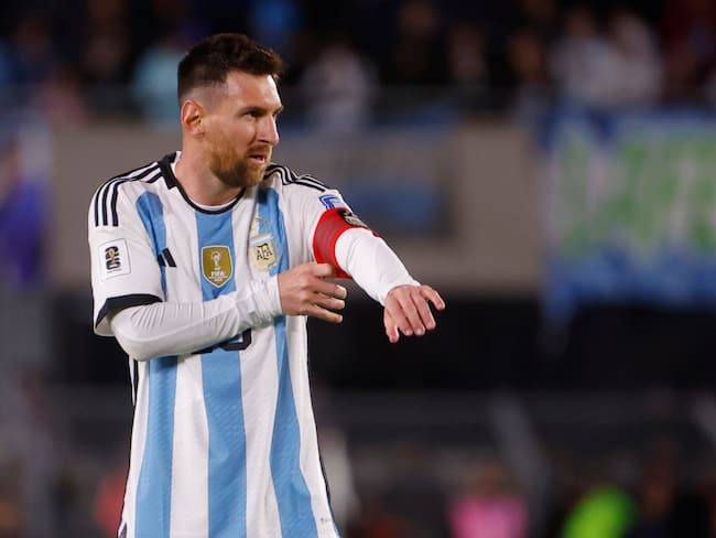 Lionel Messi de Argentina se ajusta la banda de capitán, en un partido de las Eliminatorias Sudamericanas para la Copa Mundial de Fútbol 2026  EFE/ Juan Ignacio Roncoroni
