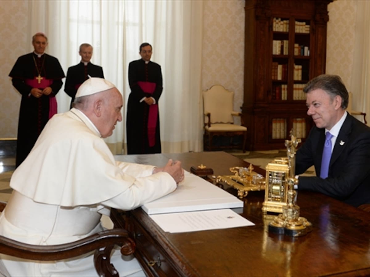 He rezado mucho por usted: Papa Francisco a Santos