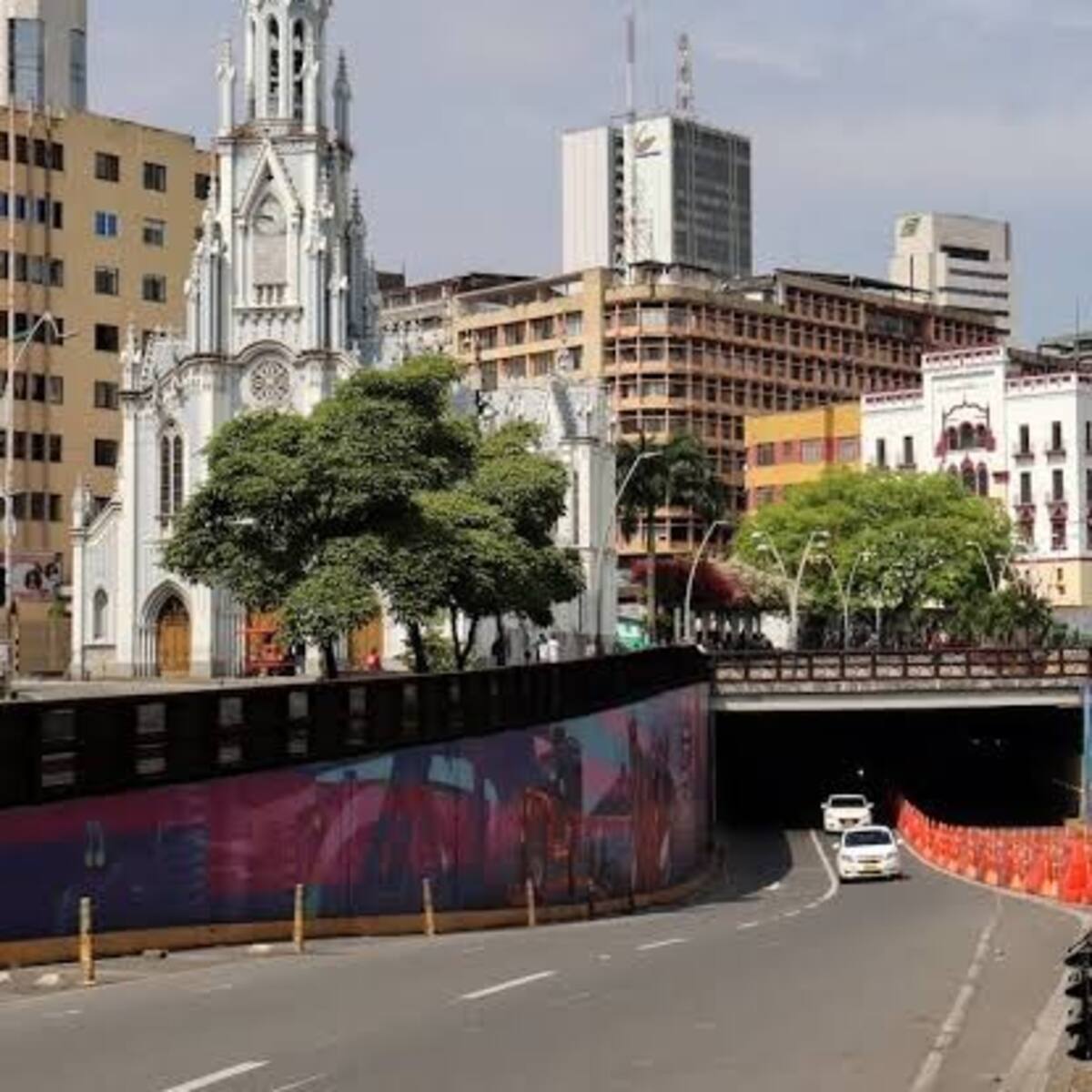 Riesgo de colapso de edificios en centro de Cali obliga a desvíos en el Túnel Mundialista