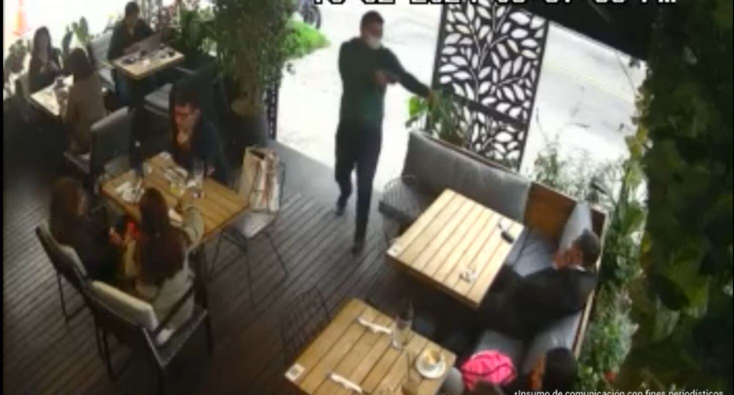 Captura de pantalla, video del robo a restaurante en la calle 122, en Bogotá.