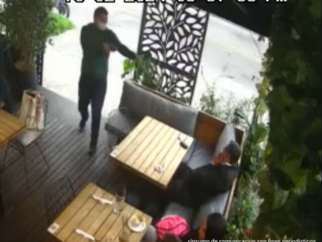 Captura de pantalla, video del robo a restaurante en la calle 122, en Bogotá.