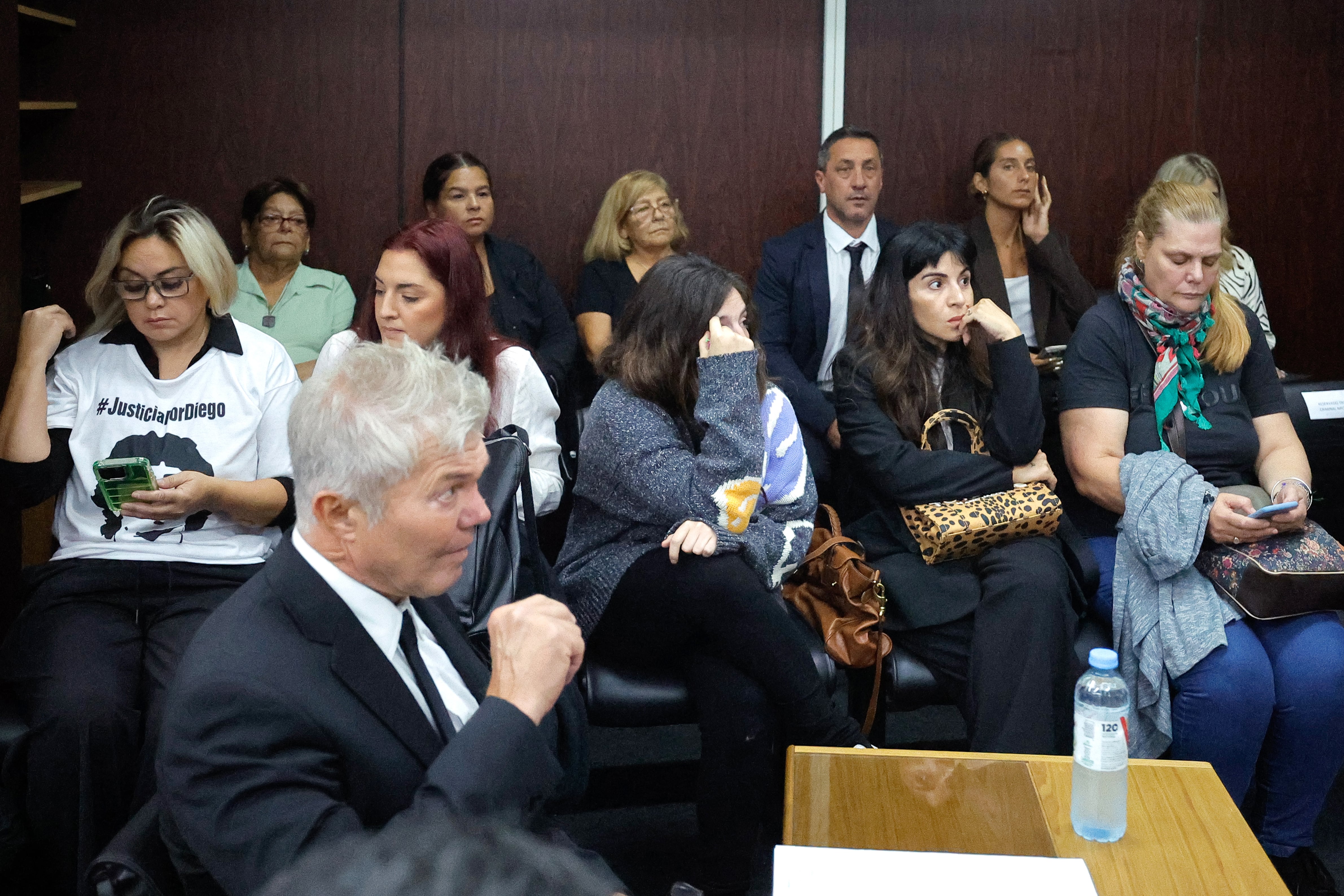 AME8482. BOGOTÁ (COLOMBIA), 26/05/2025.- Fotografía de archivo del 11 de marzo de 2025 de Dalma (c) y Giannina Maradona (2-d), hijas de Diego Armando Maradona, durante la audiencia del juicio por la muerte de su padre, en los tribunales de San Isidro, en Buenos Aires (Argentina). Tras la suspensión hace una semana del juicio por la muerte de Diego Armando Maradona, el debate se reanudará este martes con una audiencia clave en la que se decidirá sobre la recusación de la jueza acusada de vínculos con la realización de un documental y sobre la continuidad del juicio, que podría ser declarado nulo. EFE/ Juan Ignacio Roncoroni ARCHIVO