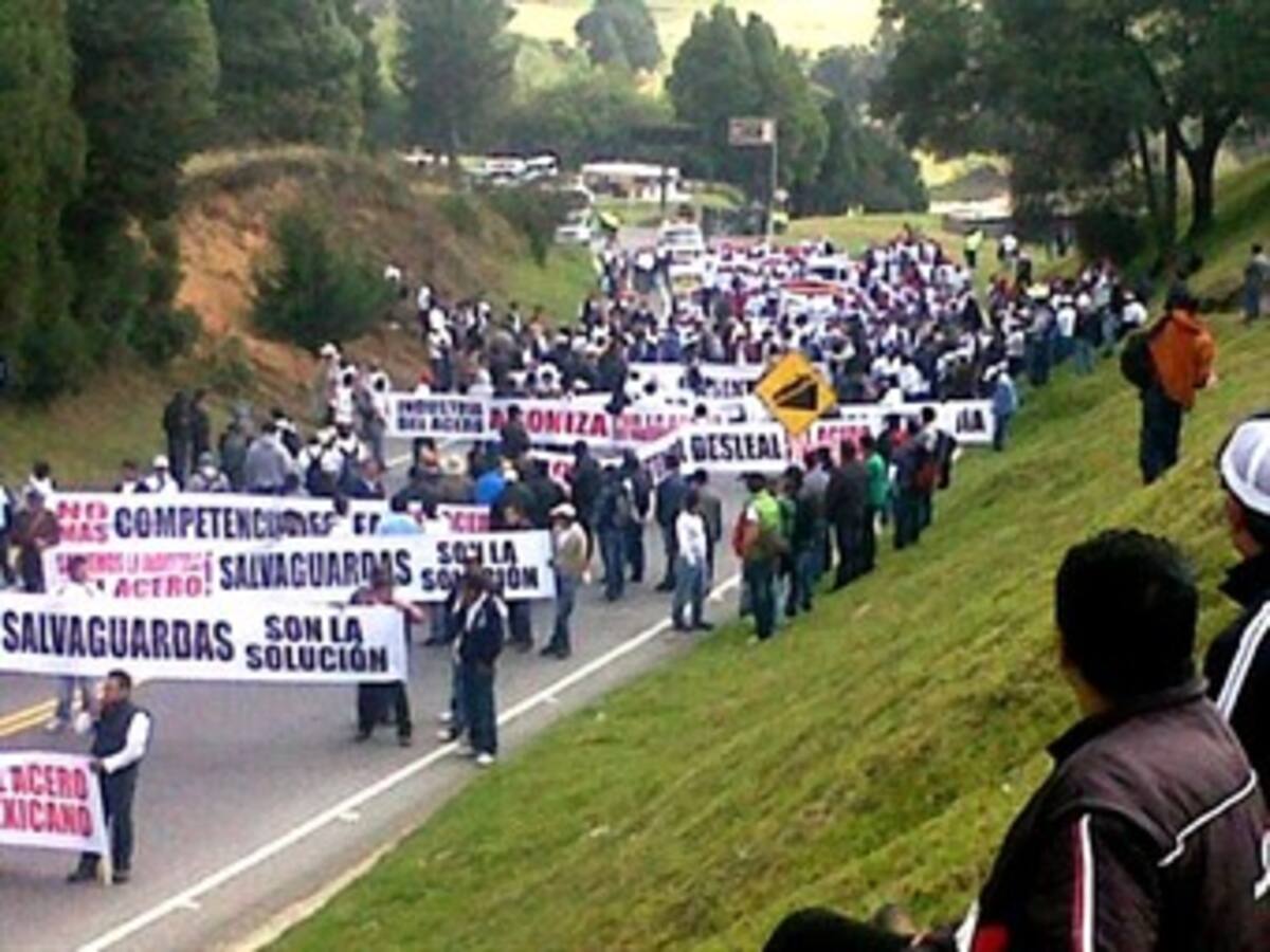 Trabajadores del acero bloquean carretera en el Puente de Boyacá