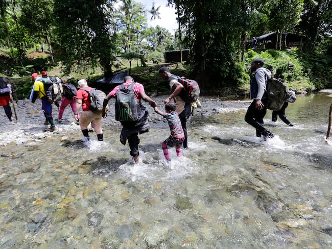 AME5278. LAJAS BLANCAS (PANAMÁ), 30/08/2023.- Migrantes caminan en la selva del Darién, el 18 de agosto de 2023, en el sector de Lajas Blancas, en Darién (Panamá). Más de 320.000 migrantes que viajan hacia EE.UU. cruzaron este año la jungla del Darién, la peligrosa frontera entre Panamá y Colombia que es la entrada a Centroamérica desde el sur. EFE/ Carlos Lemos