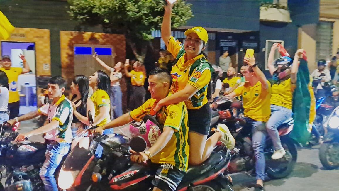 Los bumangueses celebran el paso del "equipo leopardo" a la final del Fútbol Profesional Colombiano
