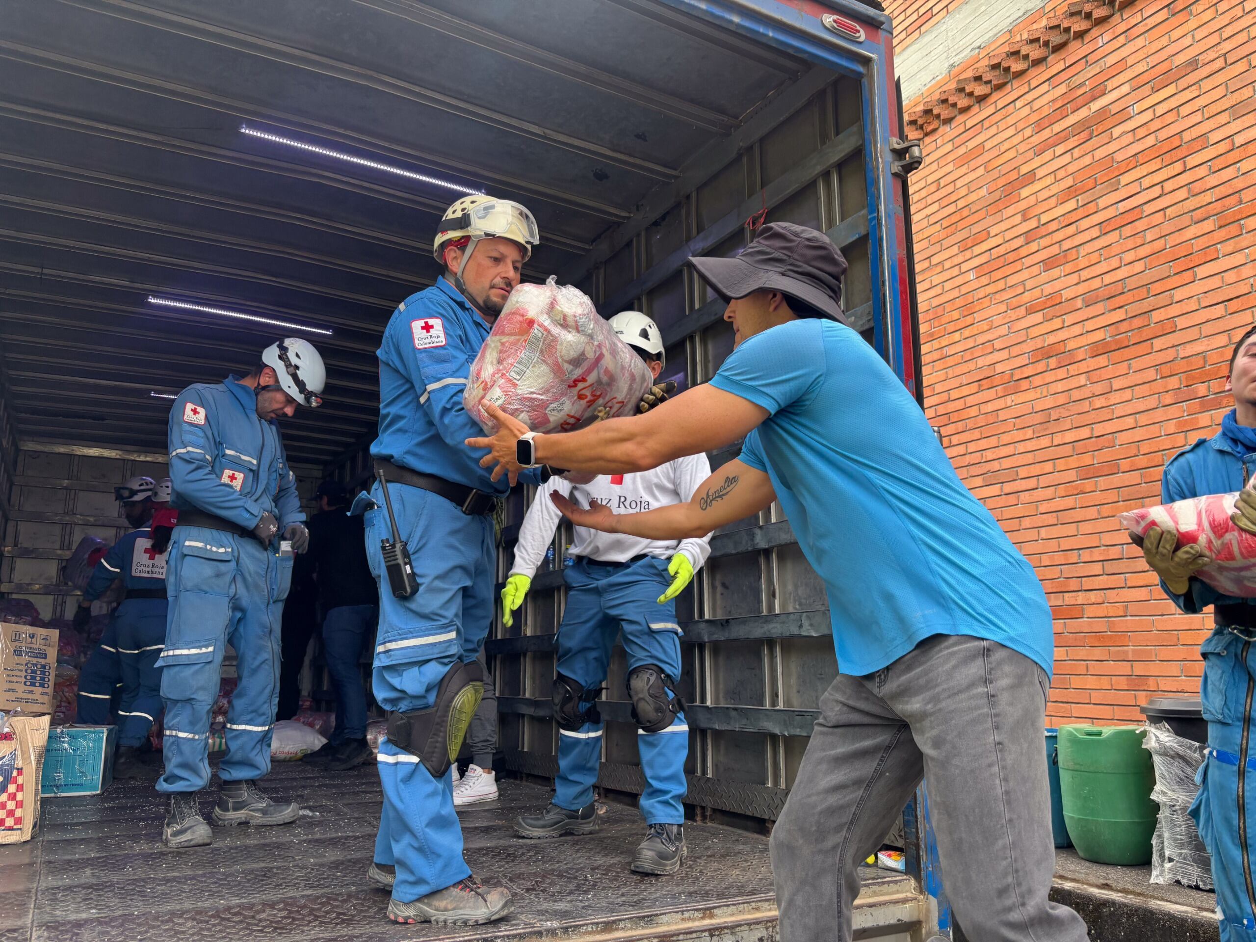 Más de 400 toneladas de ayudas ya llegan a afectados por el terremoto en Colombia. Foto: Cruz Roja Colombiana.