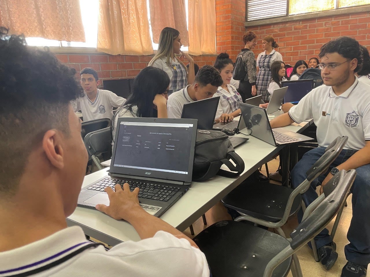 Estudiantes de colegios oficiales de Medellín. Foto: Alcaldía de Medellín.
