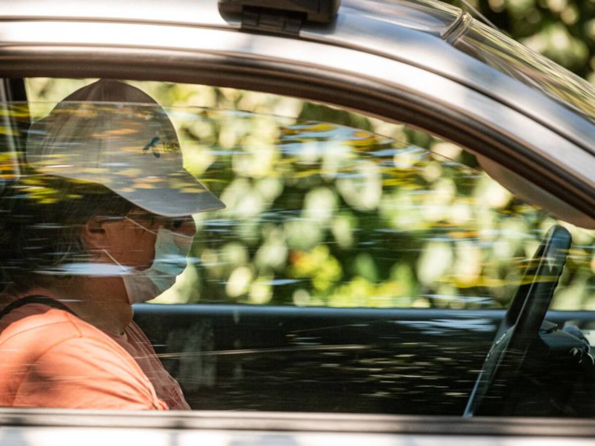 Sí lo podrán multar por no llevar puesto tapabocas en su vehículo