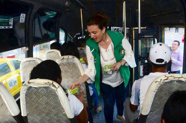 La directora del Bienestar Familiar, Karen Abudinen, en un bus urbano en Barranquilla durante la campaña para evitar niños quemados con pólvora.