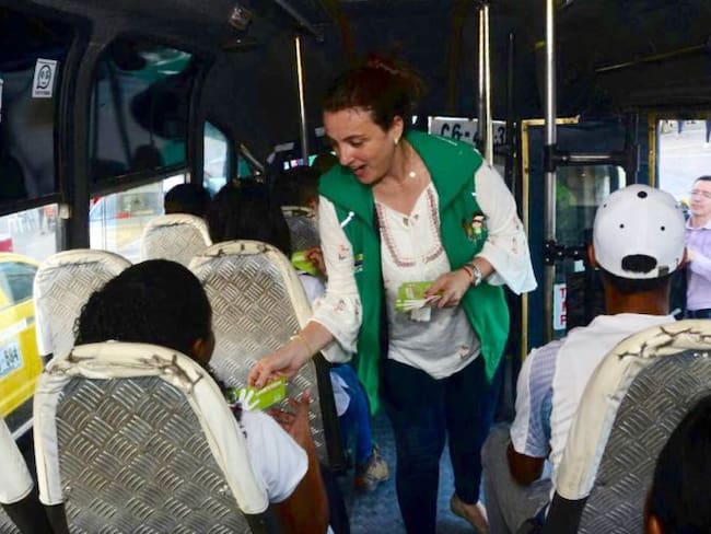 La directora del Bienestar Familiar, Karen Abudinen, en un bus urbano en Barranquilla durante la campaña para evitar niños quemados con pólvora.