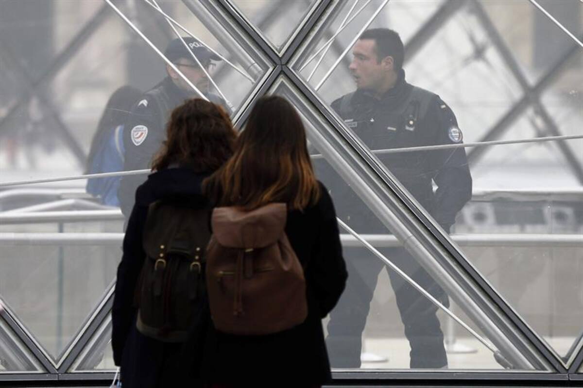 Monumentos como la Torre Eiffel son fuertemente custodiados. Los uniformados patrullan todas las ciudades luego de que Al Qaeda en Yemen amenazara con más ataques como el de París contra "infieles" a Mahoma. Foto: Efe