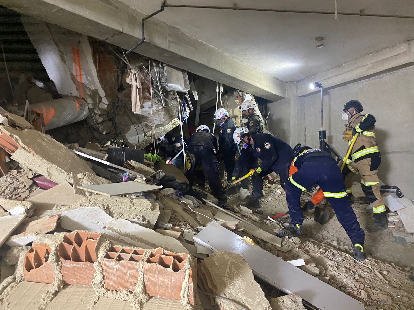 Operación de rescate de Hernán Gil en Venezuela tras terremotos. Fotos: USAR Bomberos de Chile