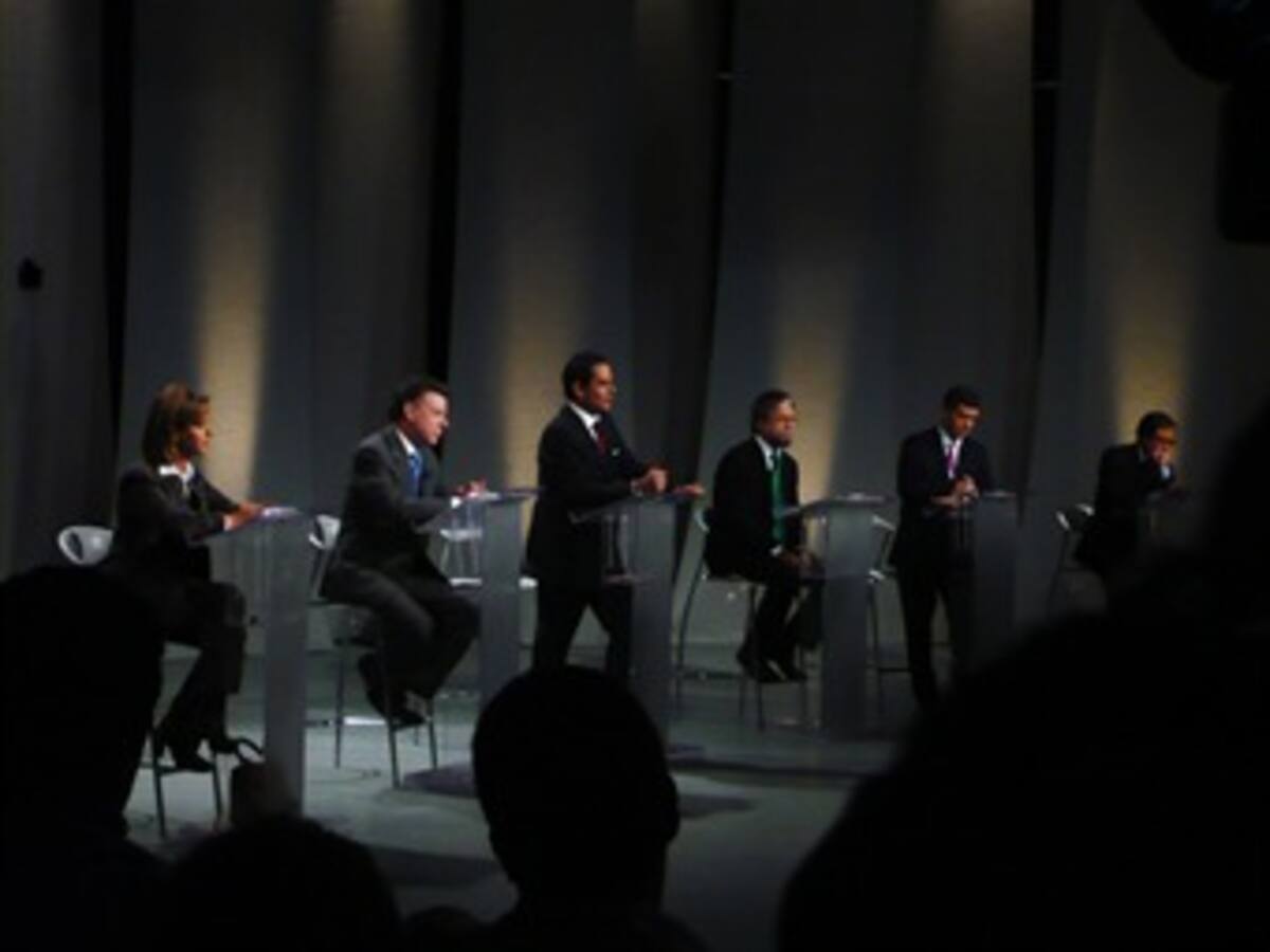 Santos comenzó el debate con minuto de silencio por víctima de atentado