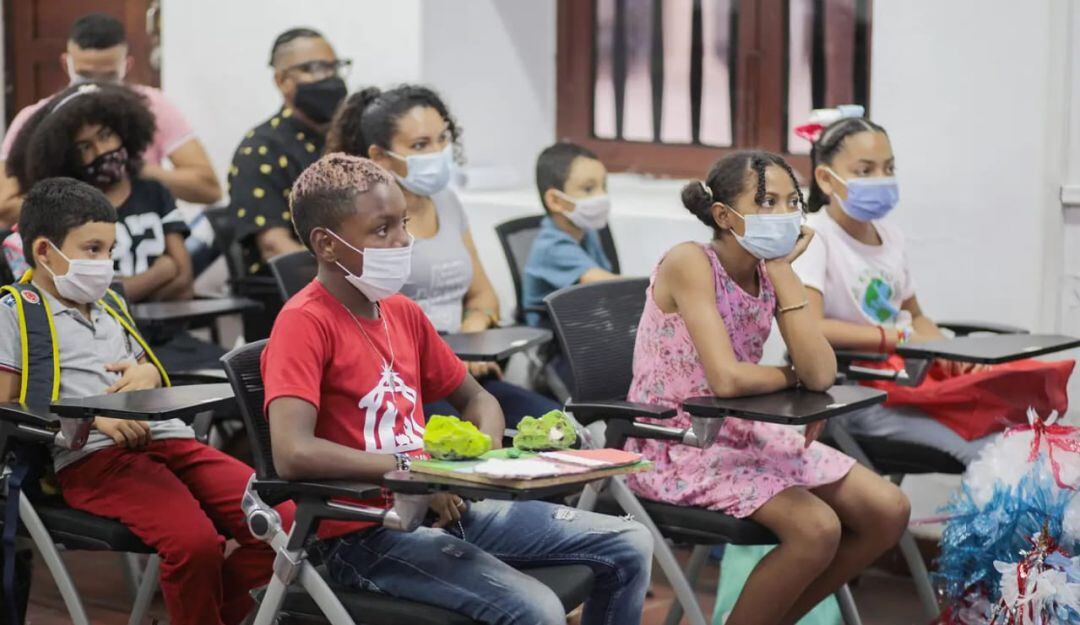 En esta actividad se entregaron 10 becas de extensión en Artes Plásticas