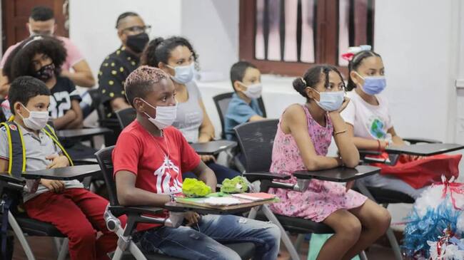 En esta actividad se entregaron 10 becas de extensión en Artes Plásticas