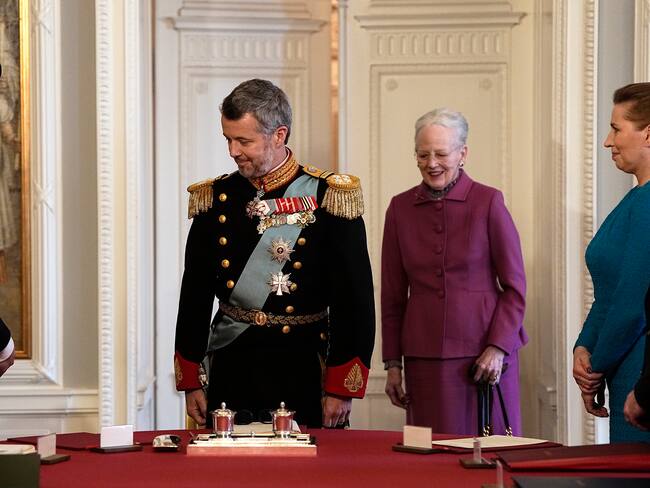 Copenhagen (Denmark), 14/01/2024.- Denmark's Queen Margrethe (C-R) leaves the place at the head of the table to her son King Frederik X (C) after signing a declaration of abdication during the Council of State meeting at Christiansborg Castle in Copenhagen, Denmark, 14 January 2024. Denmark's Queen Margrethe II announced in her New Year's speech on 31 December 2023 that she would abdicate on 14 January 2024, the 52nd anniversary of her accession to the throne. Her eldest son, Crown Prince Frederik, is set to succeed his mother on the Danish throne as King Frederik X. His son, Prince Christian, will become the new Crown Prince of Denmark following his father's coronation. (Dinamarca, Copenhague) EFE/EPA/MADS CLAUS RASMUSSEN DENMARK OUT
