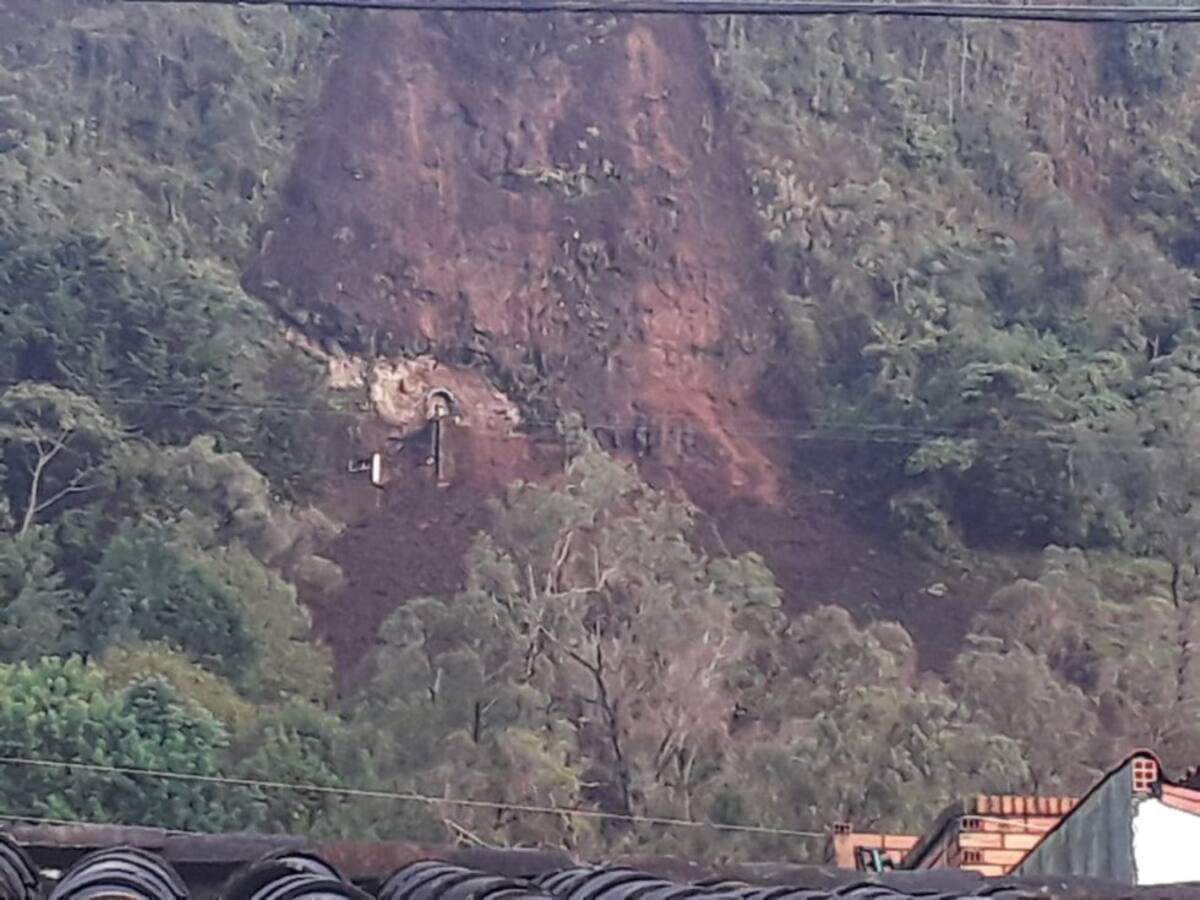 Autoridades de socorro atienden una emergencia generada por las fuertes y constantes lluvias que afectaron un amplio sector del municipio turístico de Jericó, en el occidente de Antioquia.