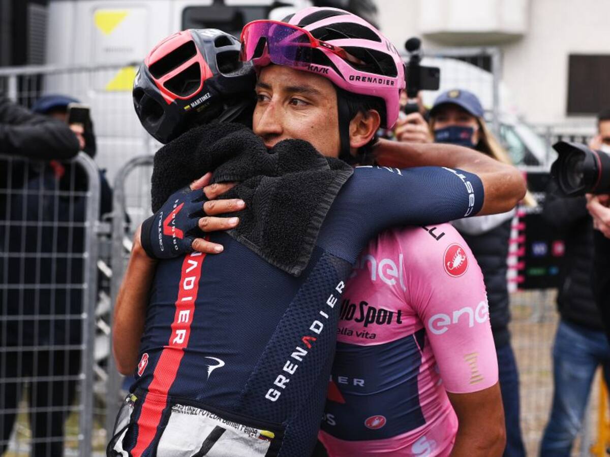 Emotivo abrazo entre Egan Bernal y Dani Martínez al terminar la etapa 20